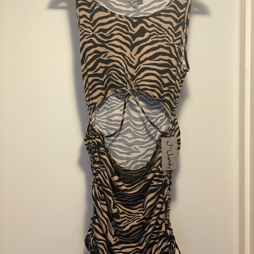 Super cuter summer look. Wear as dress or shirt. Perfect cut outs !